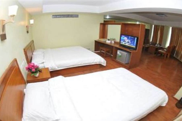 Room 7 of 32