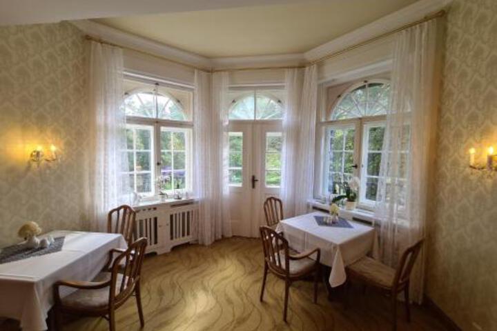 Dining 18 of 22