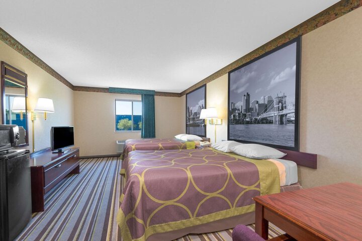 1 Queen Bed (3 of 8)