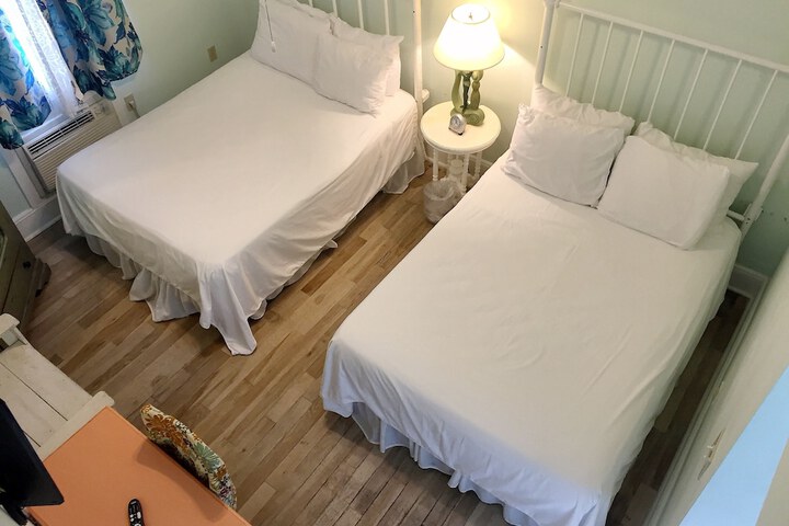 Room 11 of 102