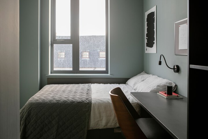 Room 4 of 16