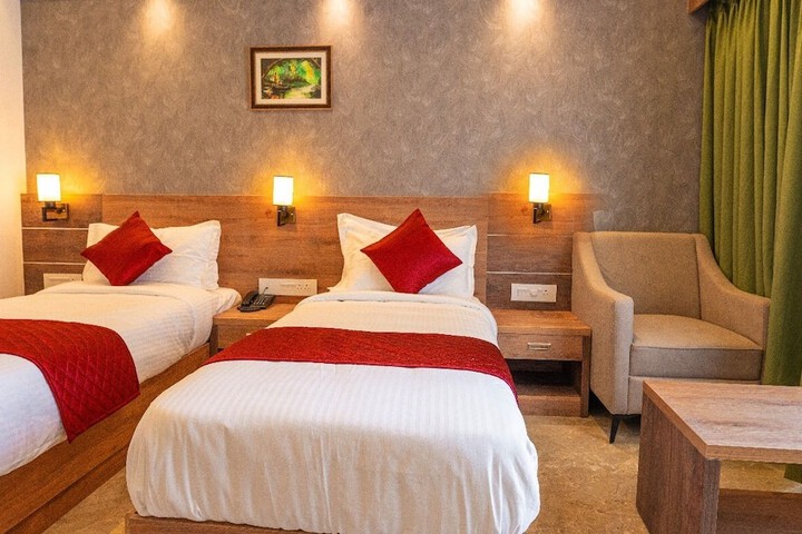 Room 4 of 9