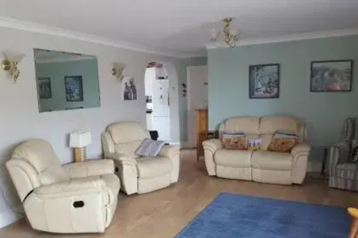 Room 6 of 10