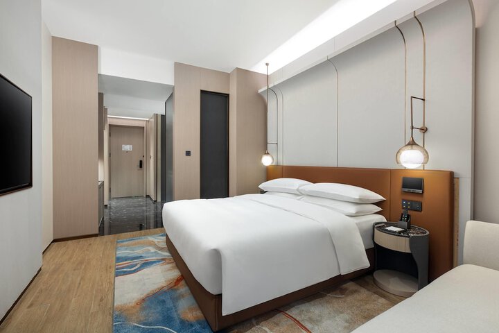 Room 4 of 18