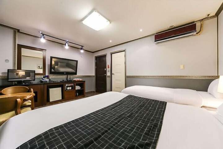 Room 7 of 26