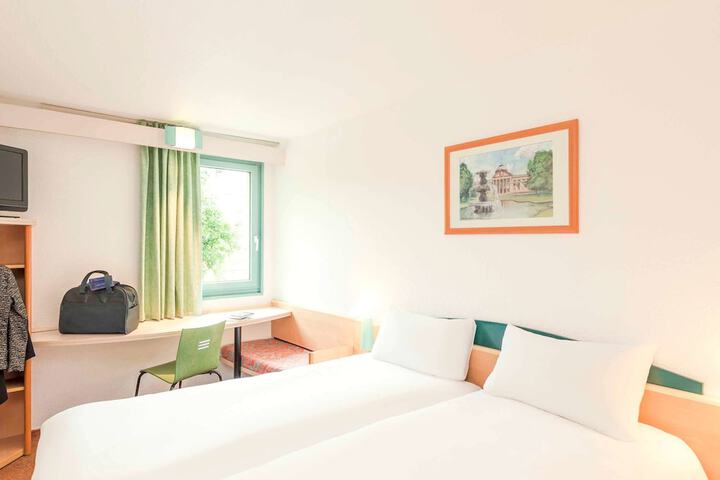 Room 5 of 63