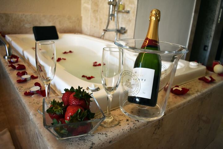 Deep soaking bathtub