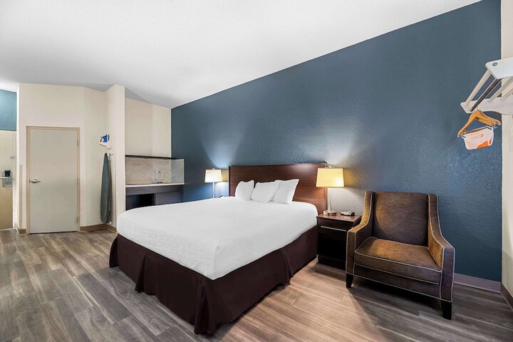 1 King Bed (2 of 12)