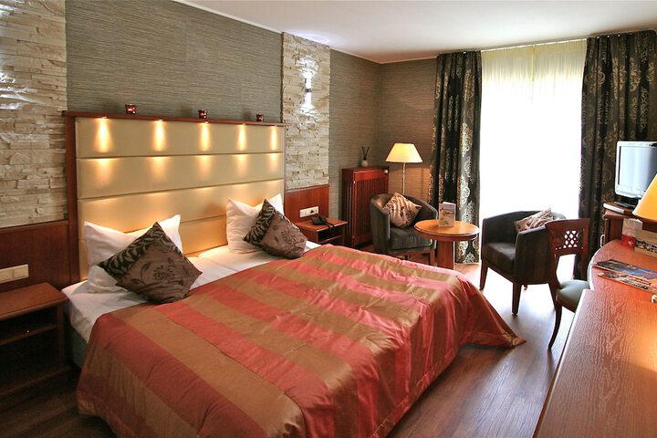 Room 2 of 43