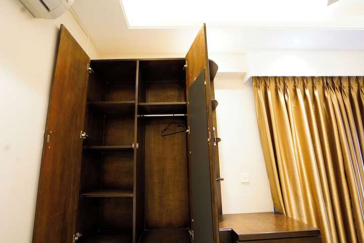 Room 6 of 10