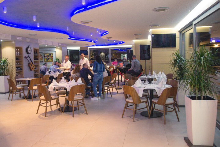 Dining 63 of 84