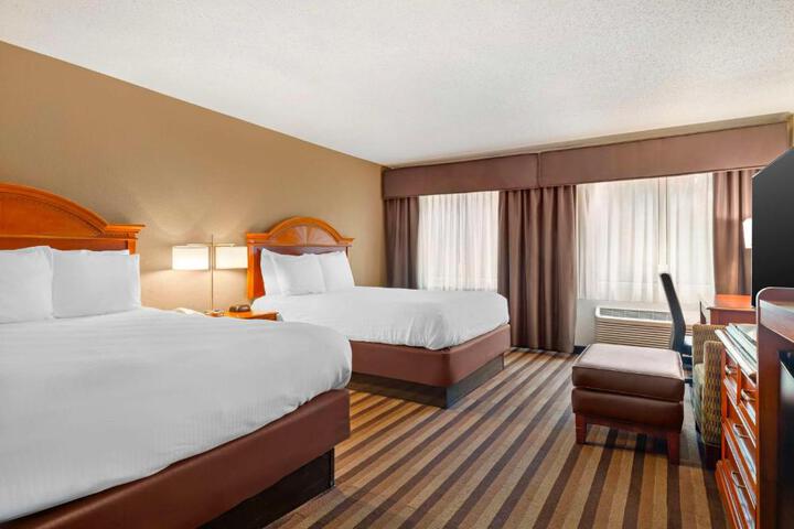 2 Queen Beds (6 of 11)