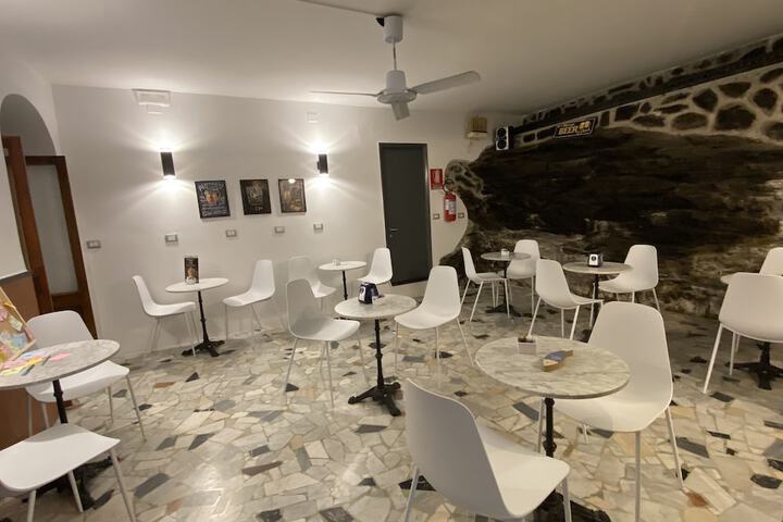 Lounge 48 of 84