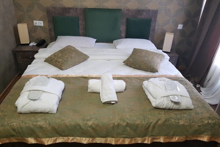 Room 7 of 33