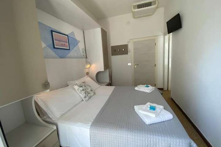Room 13 of 27