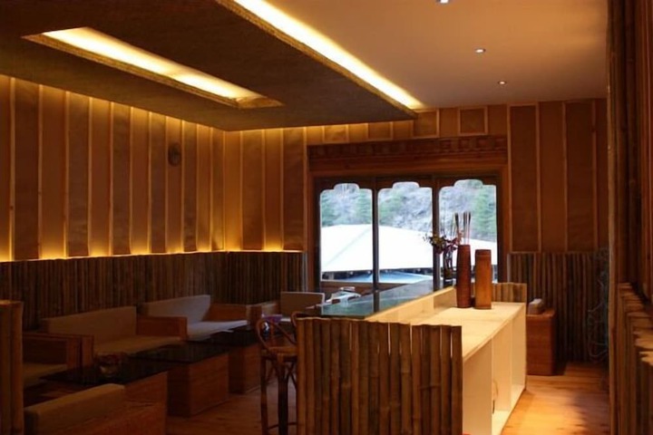 Lounge 21 of 37