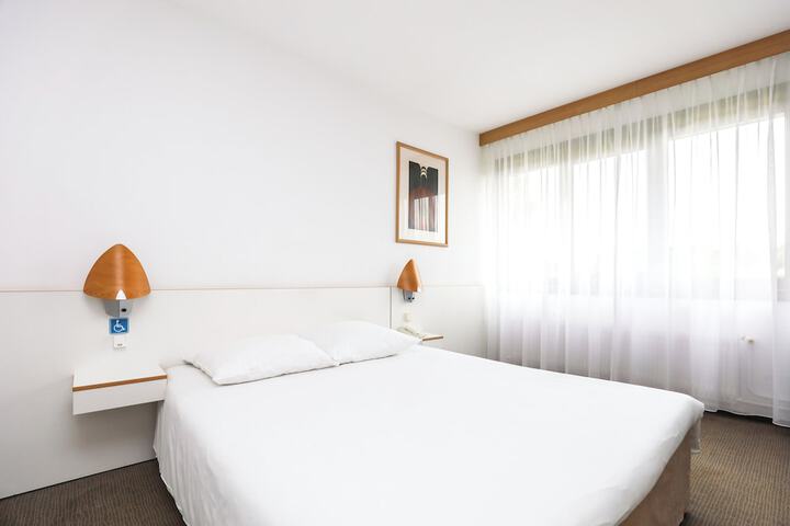 Room 18 of 140