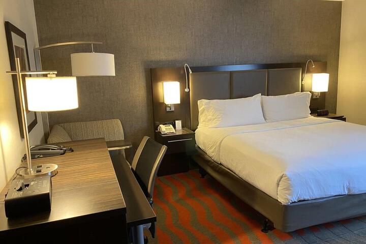 1 King Bed (4 of 10)
