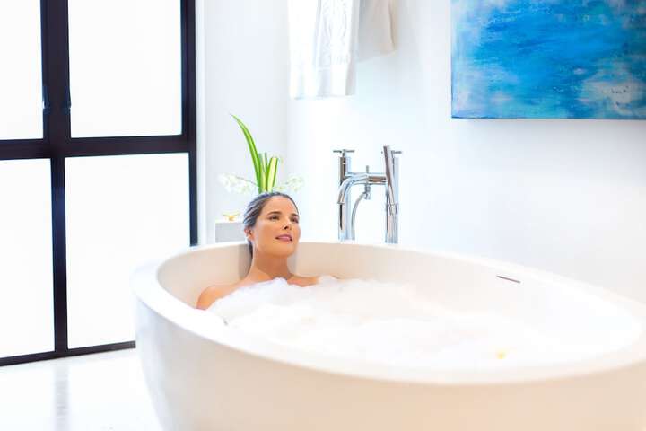 Deep soaking bathtub
