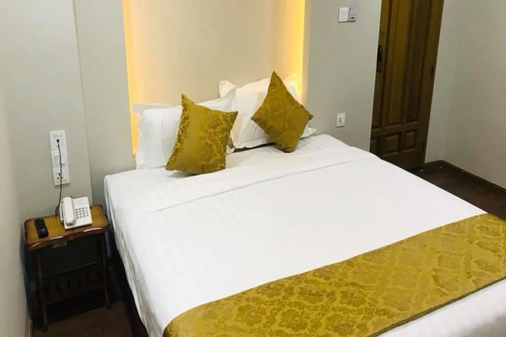 Room 10 of 34