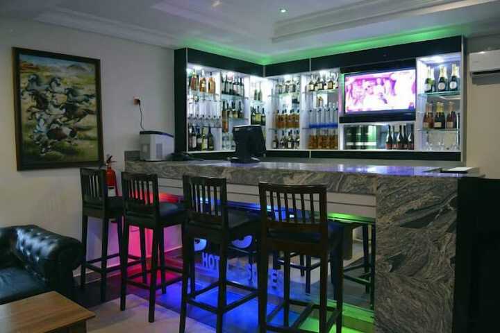 Lounge 47 of 50