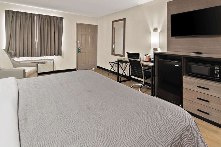 1 King Bed (2 of 19)