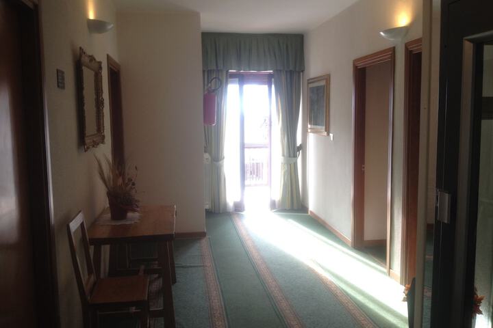 Ballroom/Hall 31 of 34