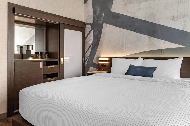 1 King Bed (6 of 14)