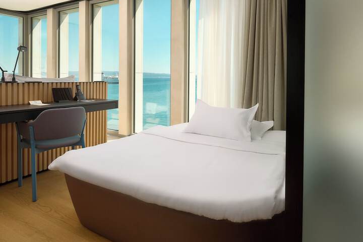 Room 34 of 103