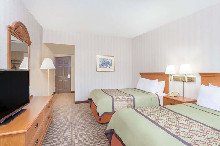 1 Queen Bed (8 of 13)