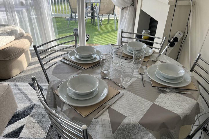 Dining 15 of 23