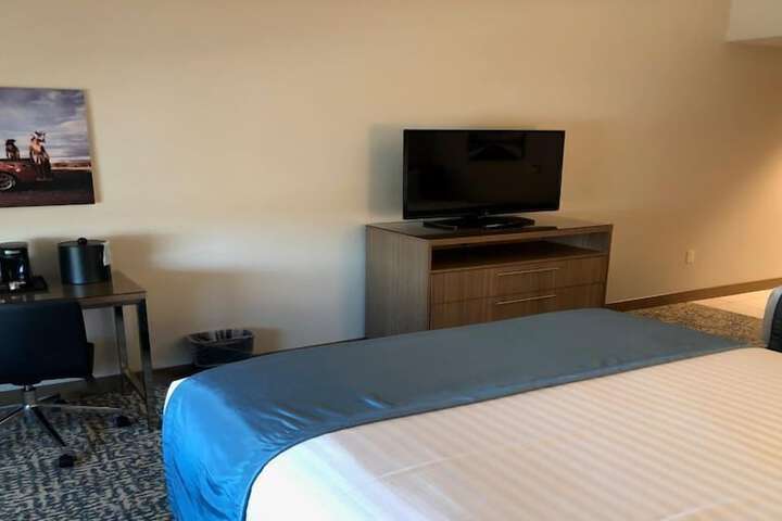 Standard King Bed Mountain View (3 of 7)