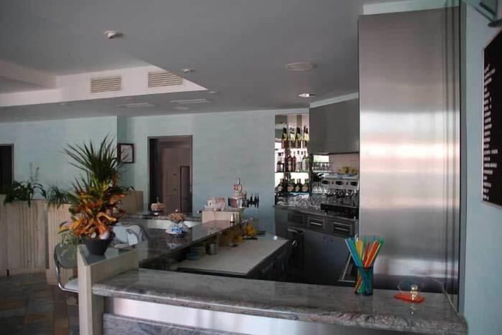 Lounge 20 of 25