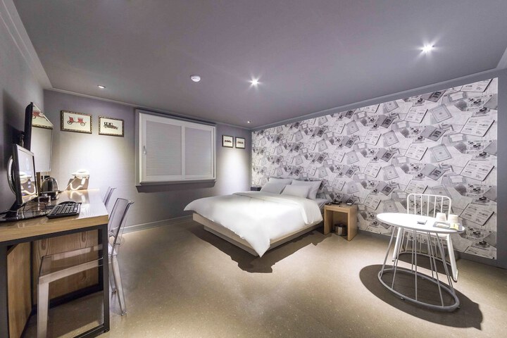 Room 10 of 38