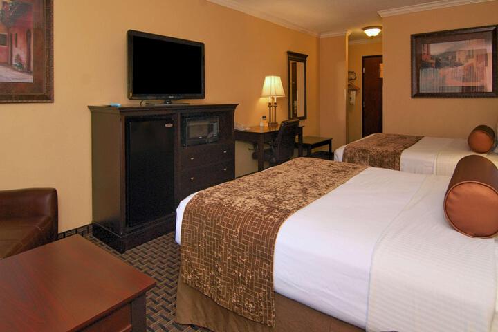 2 Queen Beds Microwave and Refrigerator Work Desk WiFi Full Breakfast (1 of 7)