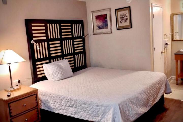 1 King Bed (5 of 5)