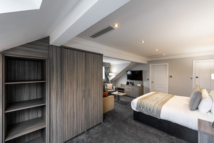 Room 7 of 100