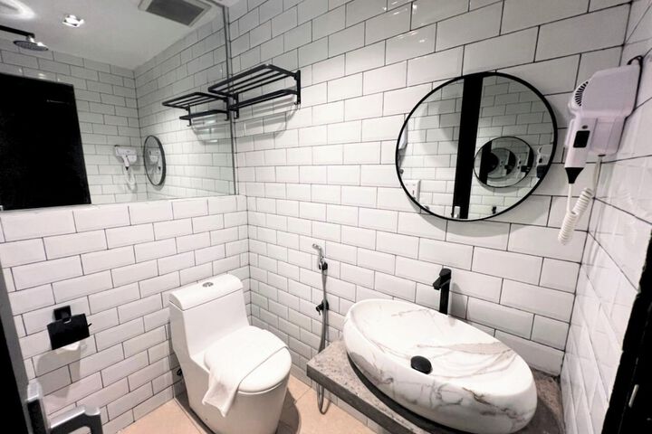 Room 10 of 12
