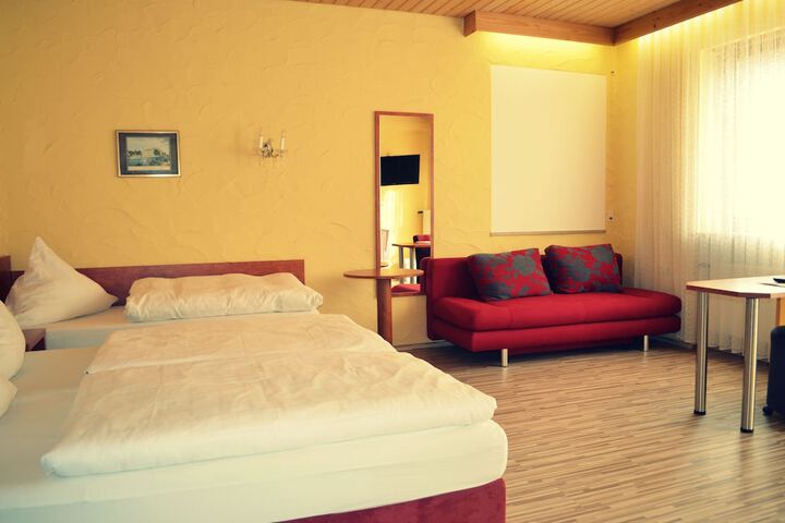 Room 4 of 77