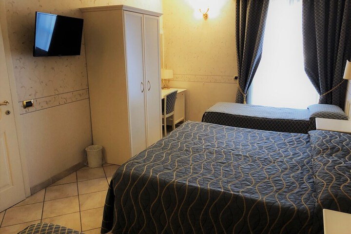 Room 7 of 18
