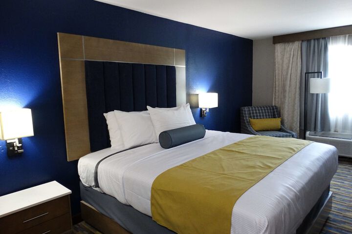 1 King Bed Microwave, Refrigerator High Speed Internet Accessible Full Breakfast (3 of 15)