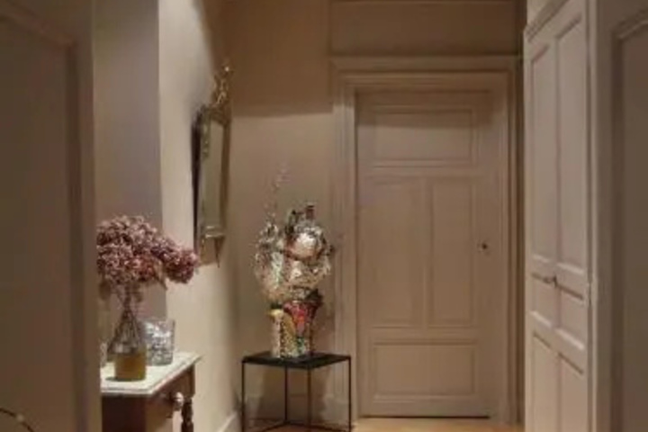 Room 6 of 12