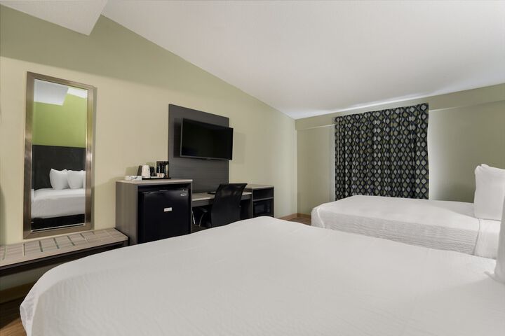 2 Queen Beds Work Desk Microwave and Refrigerator, Continental Breakfast (5 of 9)