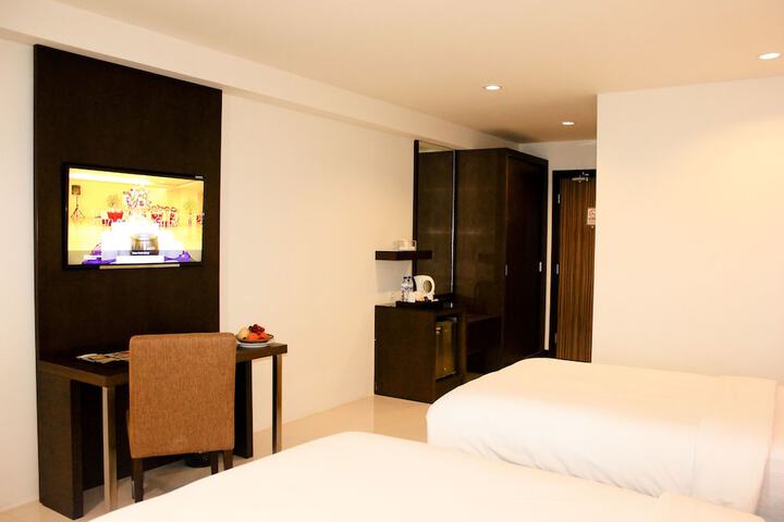 Room 15 of 33
