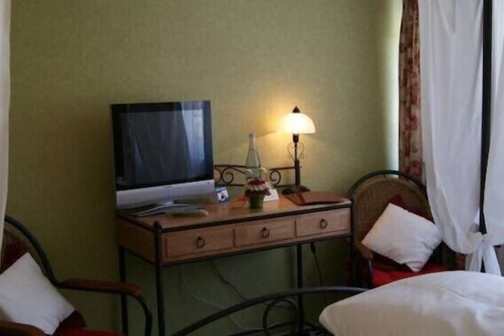 Room 8 of 27