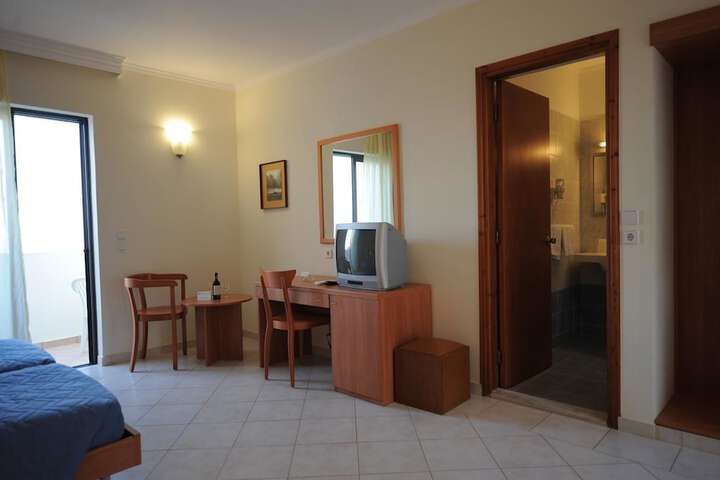 Room 10 of 33