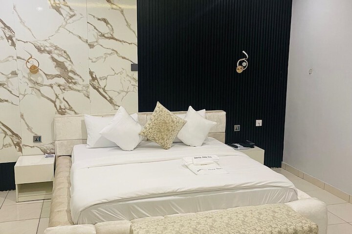Room 11 of 35