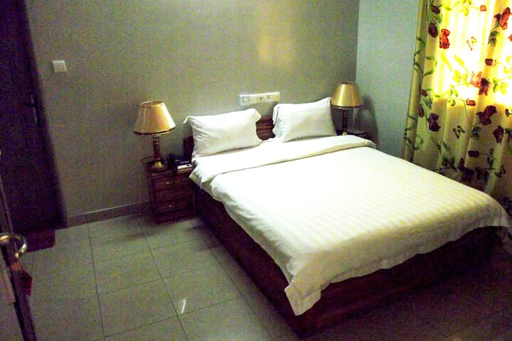 Room 8 of 28