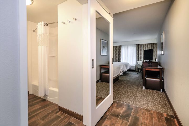 2 Queen Beds Mobility Accessible with Tub (13 of 17)