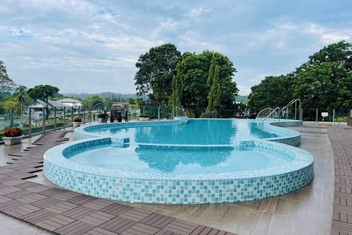 Pool 10 of 30